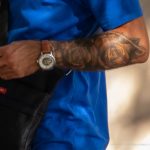 Tatuaż z różami w półrękawie na lewym ramieniu faceta - 17.09.2020 - 2