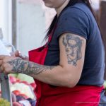 Dziewczyna z tatuażem przedstawiającym portret dziewczyny z mackami w oczach i tatuażem z wielorybem - 17.09.2020 - 2