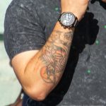 Tatuaż samuraj w zbroi na tle słońca na dłoni faceta - 17.09.2020 - 6