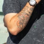 Tatuaż samuraj w zbroi na tle słońca na dłoni faceta - 17.09.2020 - 5