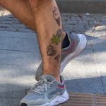 Śmieszne tatuaże na dole nogi faceta z plecakiem - żyrafa - lody i dinozaur - 2