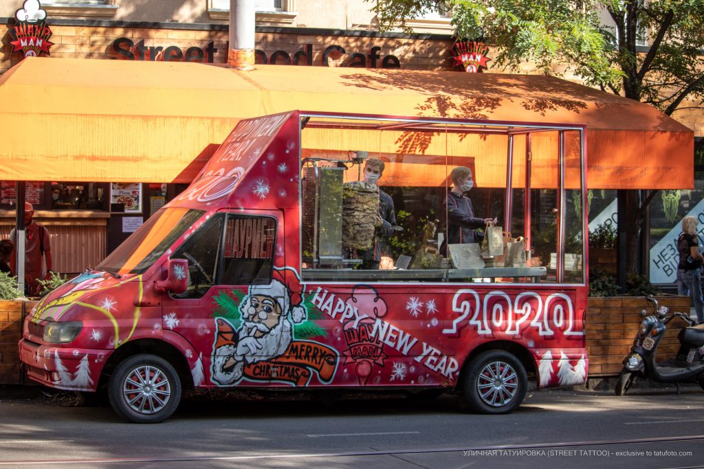 Zdjęcie przyczepy z shawarmą, gdzie sprzedawcami są manekiny - 17.09.2020 - 2