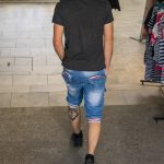 Młody chłopak z wytartym wilczym tatuażem na dole nogi - 17.09.2020 - 1