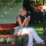 Dziewczyna z małymi zabawnymi tatuażami na ramionach - 17.09.2020 - 1