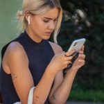 Dziewczyna z małymi zabawnymi tatuażami na ramionach - 17.09.2020 - 2