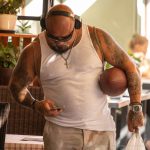 Dorosły, kolorowy mężczyzna z piłką do rugby i brutalnymi tatuażami - 17.09.2020 - 2