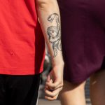 Facet z tatuażem węża - głowa dziewczyny i kołki - 17.09.2020 - 2