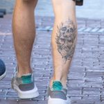 Tatuaż na twarzy mężczyzny z czaszką i gałęziami - 17.09.2020 - 3