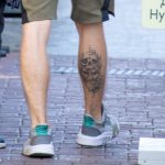 Twarz mężczyzny z tatuażem z czaszką i gałęziami - 17.09.2020 - 5