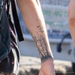 Tatuaż Las i ptak z bransoletką na dole dłoni faceta - 17.09.2020 - 4