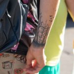 Tatuaż Las i ptak z bransoletką na dole dłoni faceta - 17.09.2020 - 2