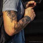 Tatuaż z czaszką zwierzęcia i lasem na prawej ręce faceta - 17.09.2020 - 3