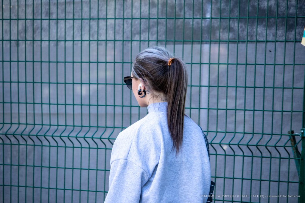 Tatuaż Skorpion za uchem dziewczynki i napis na szyi - SIYAY - 17.09.2020 - 1