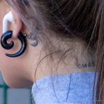 Tatuaż Skorpion za uchem dziewczynki i napis na szyi - SIYAY - 17.09.2020 - 2