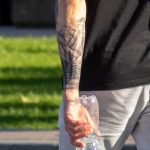 Tatuaże z górami i świerkiem na dłoni faceta - 17.09.2020 - 3