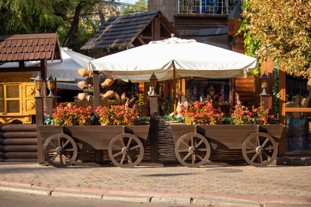 Zdjęcie dwóch wózków przy wejściu do restauracji - 17.09.2020 - 1