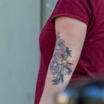 Kobieta z kwiatowym tatuażem w okolicy łokcia - 17.09.2020 - 6