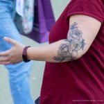 Kobieta z kwiatowym tatuażem w okolicy łokcia - 17.09.2020 - 2