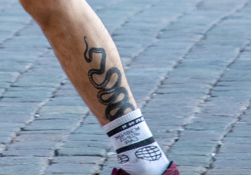 Tatuaż z wężem na dole nogi faceta - 17.09.2020 - 3