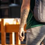 Tatuaż z dzikim kotem i latarnią na dłoni mężczyzny - 17.09.2020 - 10