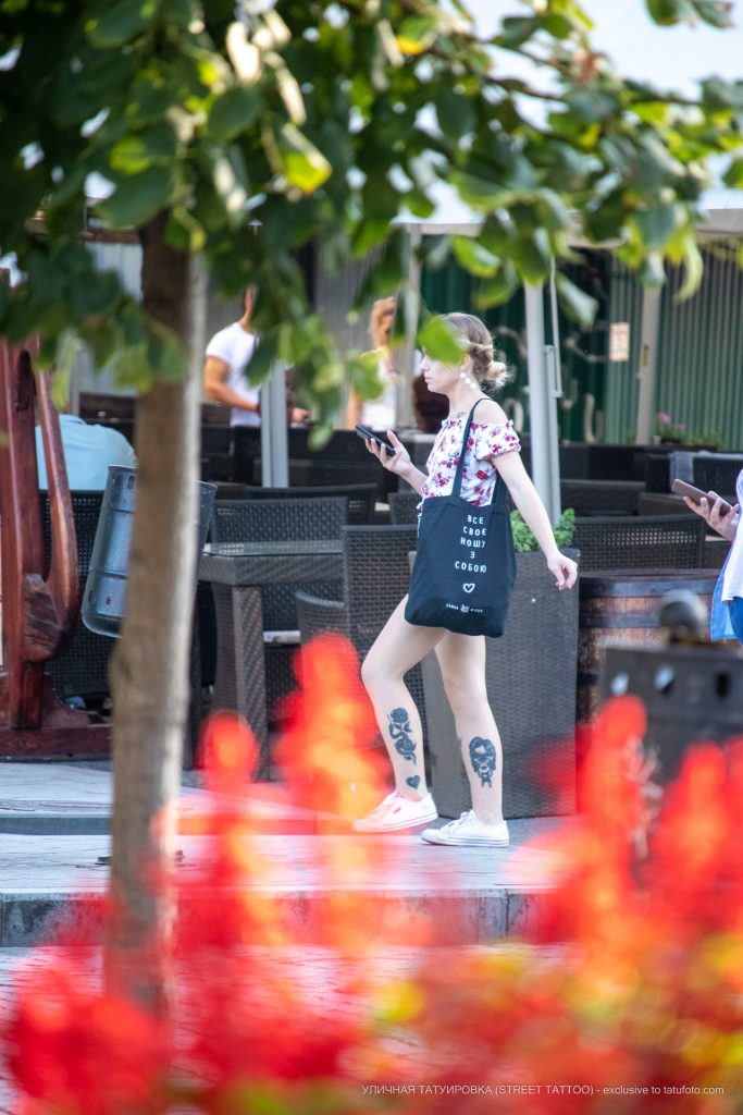 Tatuaż serce z kwiatowym wężem i portretem dziewczynki na nodze - 17.09.2020 - 1