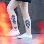 Tatuaż serce z kwiatowym wężem i portretem dziewczynki na nodze - 17.09.2020 - 2