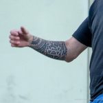 Tatuaż z maoryskimi wzorami na męskim ramieniu Tatuaż rękawa z okiem Ra i motylem dla dziewczynki - 17.09.2020 - 4