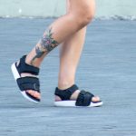 Tatuaż z kolibrem i kwiaty na dole nogi dziewczyny - 17.09.2020 - 2