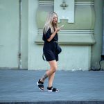 Tatuaż z kolibrem i kwiaty na dole nogi dziewczyny - 17.09.2020 - 1