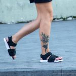 Tatuaż z kolibrem i kwiaty na dole nogi dziewczynki - 17.09.2020 - 5