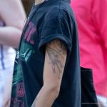 Tatuaż z wielorybem na lewym ramieniu dziewczyny - 17.09.2020 - 2