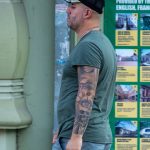 Tatuaż oka z zegarem i portretem dziewczynki na lewej ręce mężczyzny - 17.09.2020 - 17