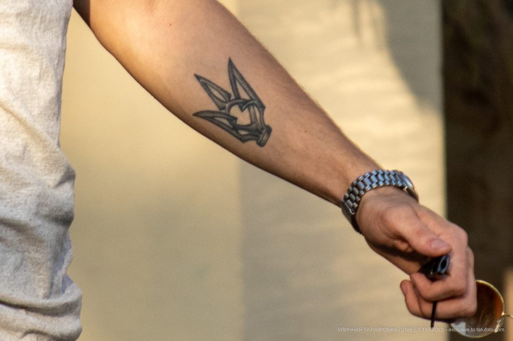 Tatuaż z trójzębem i kwiatkiem na dłoni faceta - 17.09.2020 - 1