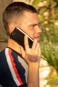 Tatuaż z trójzębem i kwiatkiem na dłoni faceta - 17.09.2020 - 2