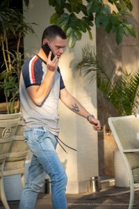 Tatuaż z trójzębem i kwiatkiem na dłoni faceta - 17.09.2020 -