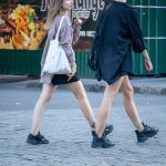 Tatuaż dziewczyny z czerwonymi kwiatami na dole nogi - 17.09.2020 - 1