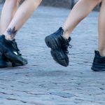 Tatuaż dziewczyny z czerwonymi kwiatami na dole nogi - 17.09.2020 - 3