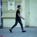 Trash polka tatuaż z czaszką sowy i zegarem na dłoni faceta - 17.09.2020 - 1