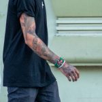 Tatuaże w stylu polki śmieciowej z czaszką sowy i zegarem na dłoni faceta - 17.09.2020 - 3