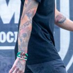 Tatuaże w stylu polki śmieciowej z czaszką sowy i zegarem na dłoni faceta - 17.09.2020 - 7