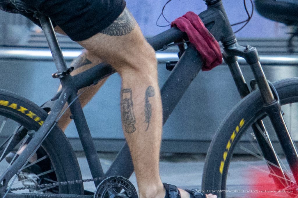 Tatuaż z lampą naftową na nodze faceta - 17.09.2020 - 2