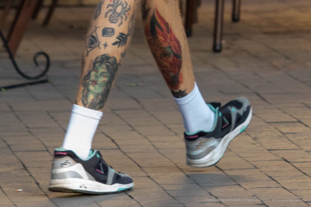 Tatuaż z portretami kosmitki na dole nogi faceta - 17.09.2020 - 4