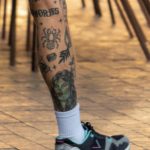 Tatuaż z portretami obcej kobiety na dole nogi faceta - 17.09.2020 - 5