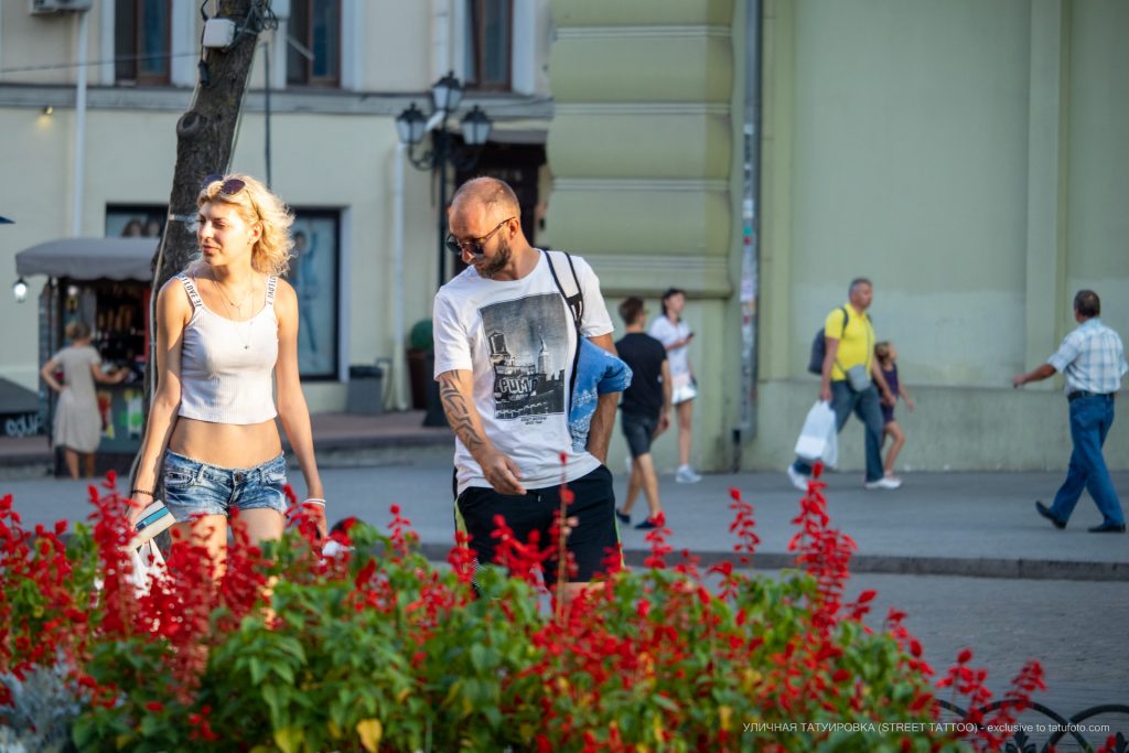 Plemienne wzory w tatuażu na prawym ramieniu mężczyzny - 17.09.2020 - 5