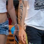 Plemienne wzory w tatuażu na prawym ramieniu mężczyzny - 17.09.2020 - 2