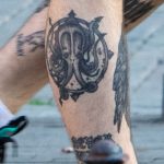 Tatuaż ośmiornicy - pizza i napis ROM PTN na dole nogi faceta - 17.09.2020 - 2