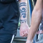 Tatuaż z dużymi czarnymi wzorami na lewej ręce mężczyzny - 17.09.2020 - 2