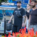 Tatuaż z dużymi czarnymi wzorami na lewej ręce mężczyzny - 17.09.2020 - 5