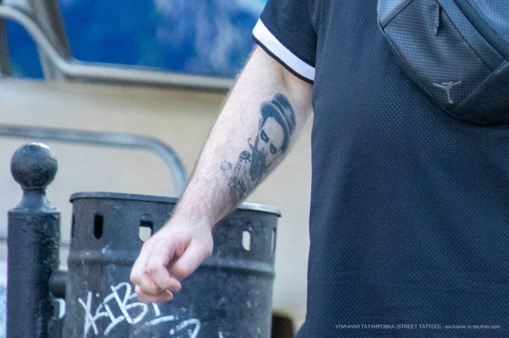 Tatuaż portret mężczyzny w angielskim meloniku na prawej ręce mężczyzny - 17.09.2020 - 1