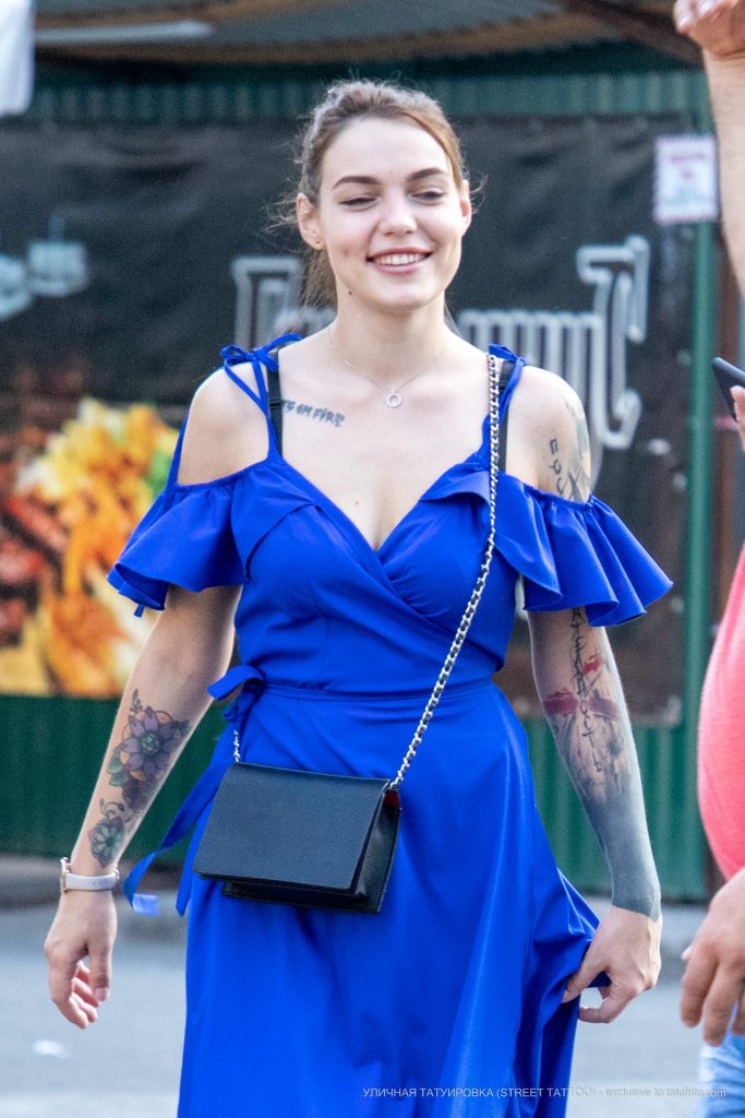 Kwiatowy tatuaż na prawym nadgarstku dziewczynki - 17.09.2020 - 4